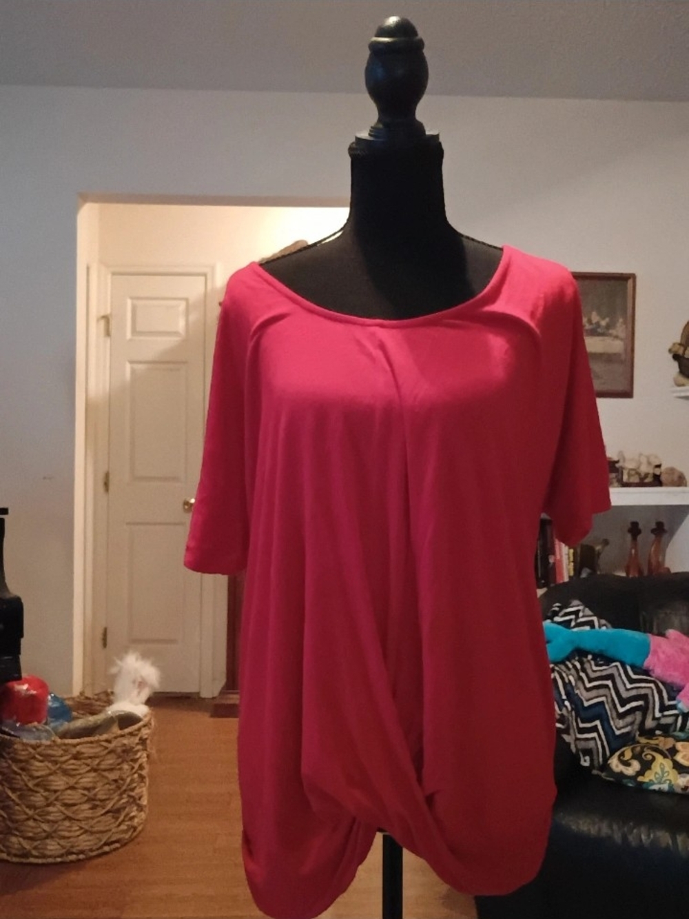Relaxed Twist-Hem Short Sleeve Top in Red